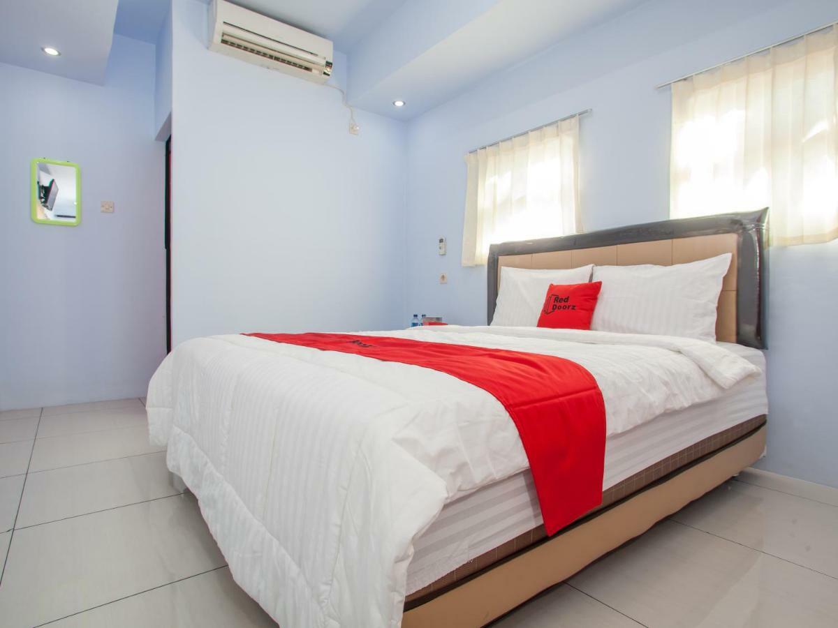 Reddoorz Near Banyuwangi Kota Train Station Hotel Екстериор снимка